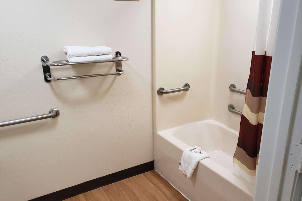 Red Roof Inn Мос Пойнт Екстериор снимка